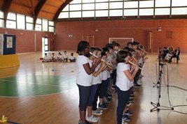 Gli alunni si esibiscono con un brano al flauto dolce.